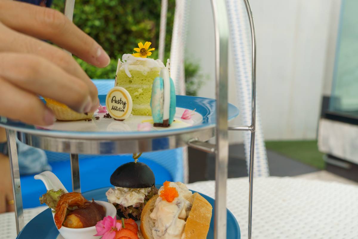 ชาอังกฤษหอมๆยามบ่าย afternoon tea ริมหาดพัทยา เมร่ามาเร่ mera mare ที่ Pastry Addiction